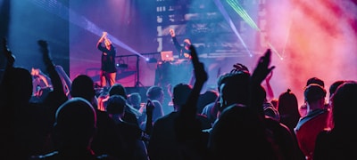 谈球吧玩家部落社区互动 - 球迷在线热烈讨论的虚拟场景