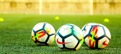 谈球吧官方网站首页入口 - 现代体育场馆与数字门户结合示意图